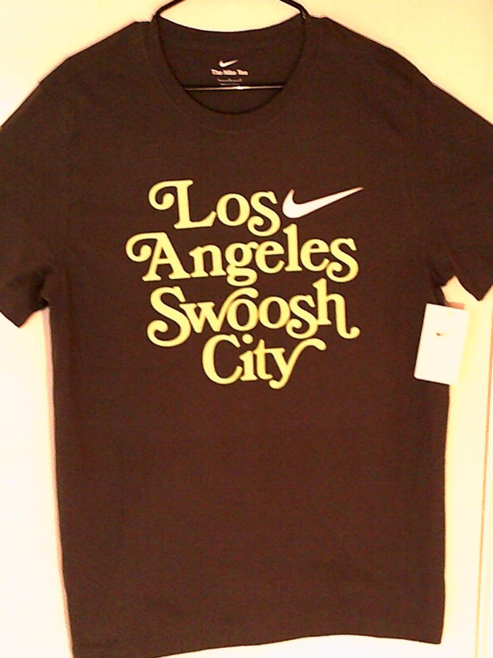 NEW NIKE SPORTSWEAR "LA Swoosh City Tee" MEN'S DARK GREY T-SHIRT L BCS1203401